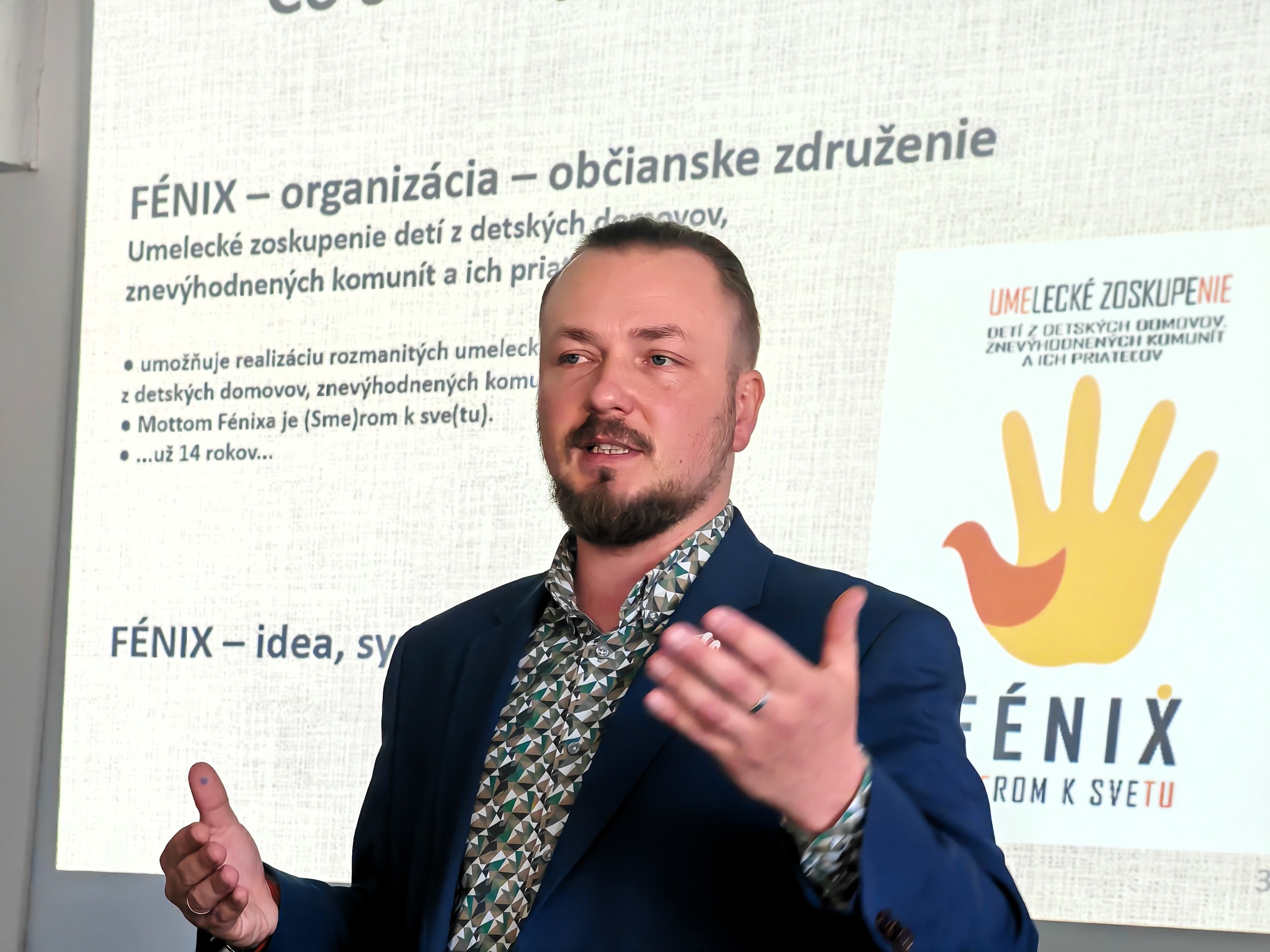 Umelecké zoskupenie detí z detských domovov, znevýhodnených komunít a ich priateľov Fénix